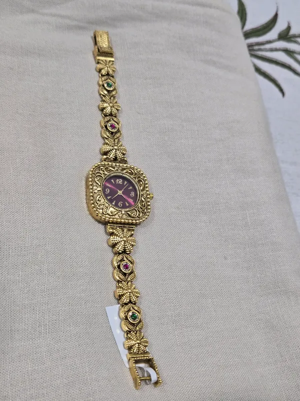 Gold_Tone_Decorative_Analog_Watch_for_Women