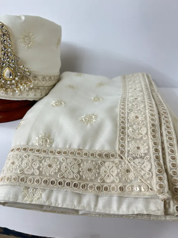 Ivory_Embroidered_Ethnic_Hand_tied_Safa,_Dupatta_$_kalagi_set_for_Groom