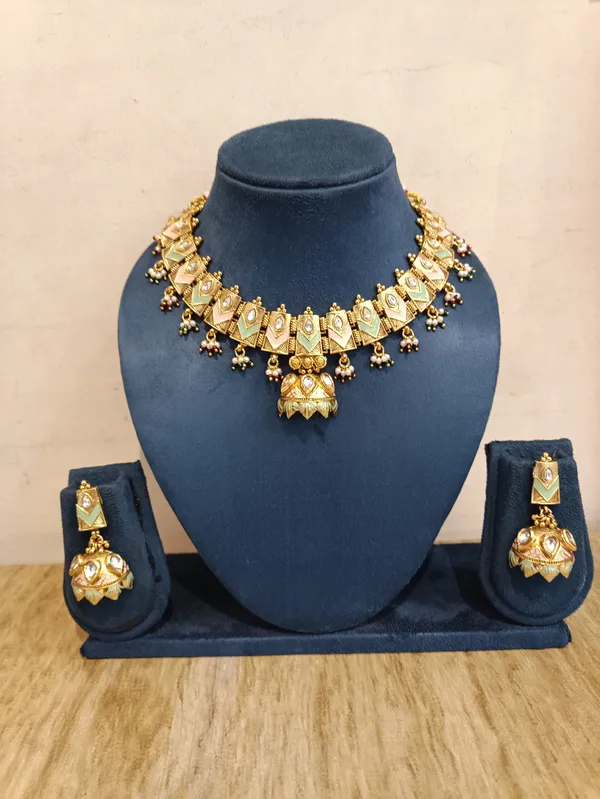 Gold_Brass_Traditional_Bridal_Necklace_Set_For_Women