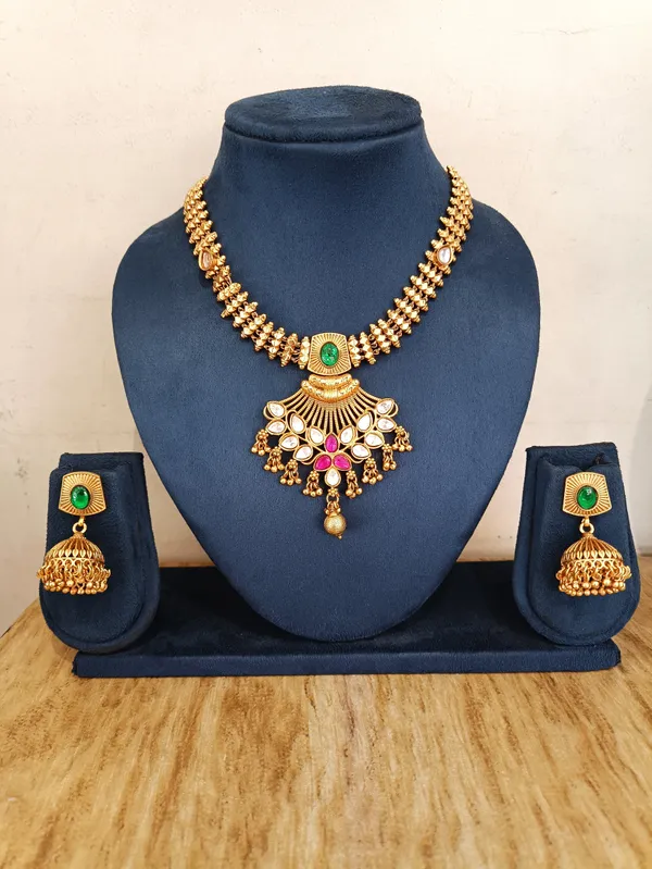Gold_Brass_Kundan_Necklace_Set_For_Women