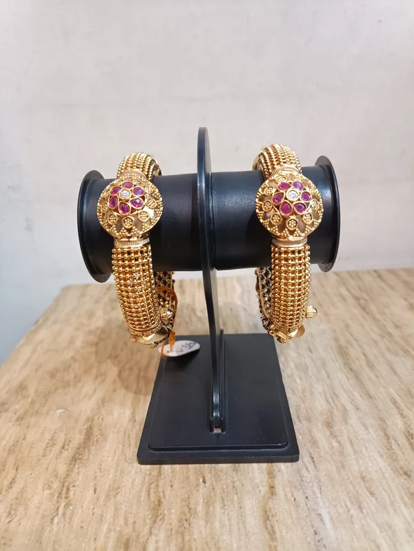 Gold_Brass_Kundan_Style_Bangles_For_Women