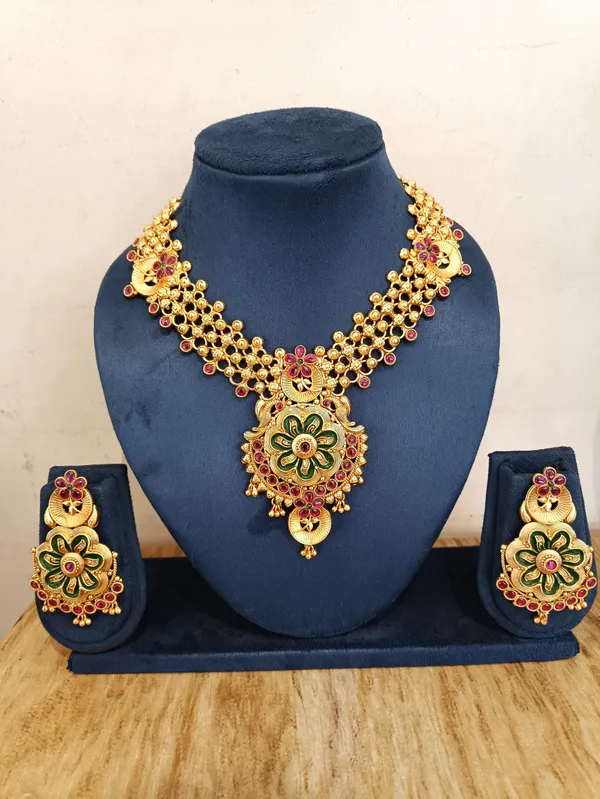 Gold_Brass_Traditional_Classic_Necklace_Set_For_Women
