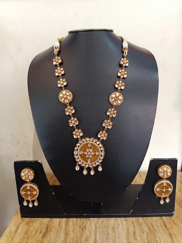 Gold_Brass_Stone_Embellished_Necklace_Set_For_Women