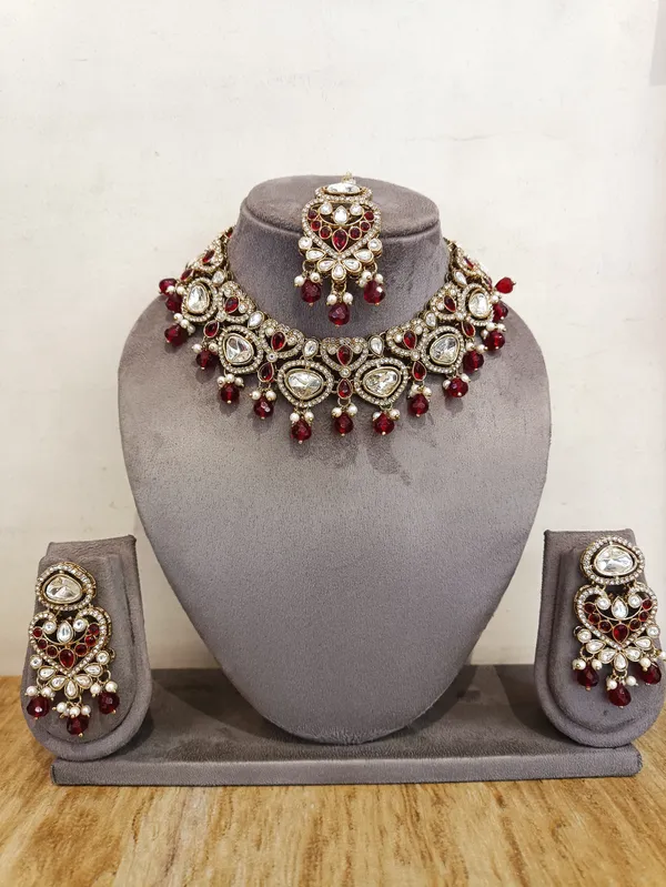Gold_Brass_Kundan_Bridal_Necklace_Set_With_Earrings_And_Maang_Tikka
