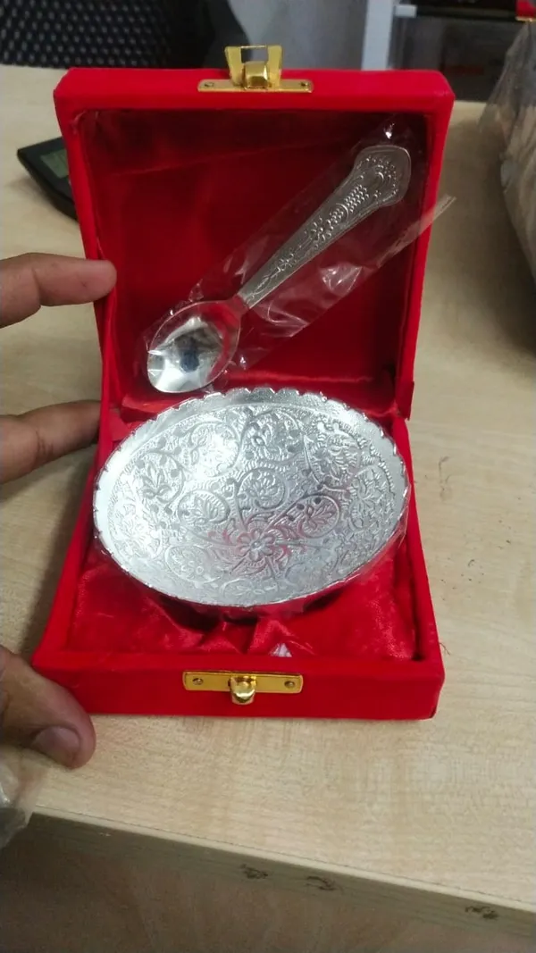 Silver_Tone_Floral_Pattern_Bowl_And_Spoon_Set