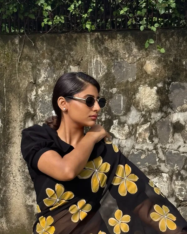 Black_Floral_Print_Saree_for_Women