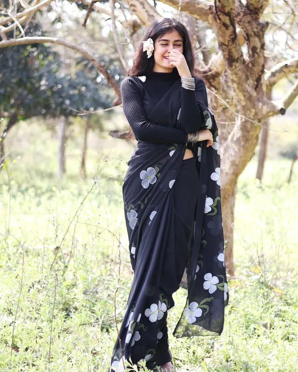 Black_Floral_Print_Saree_For_Women