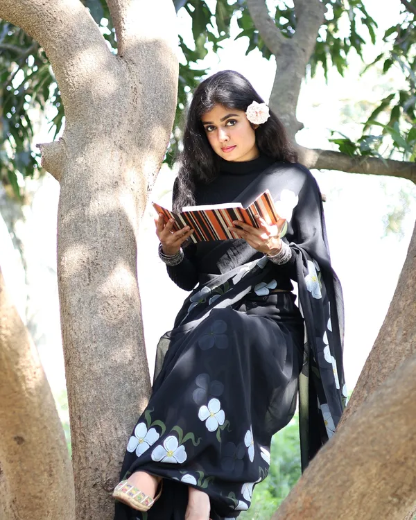 Black_Floral_Print_Saree_For_Women
