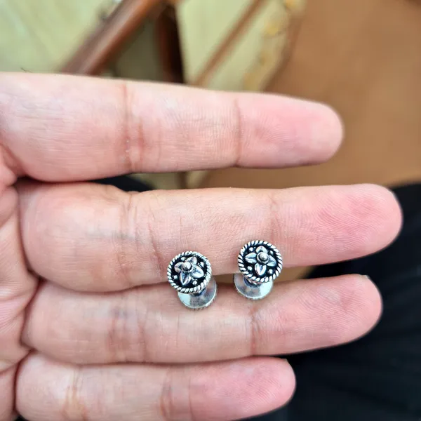 Silver_Tone_Oxidized_Floral_Cartilage_Earrings_For_Women