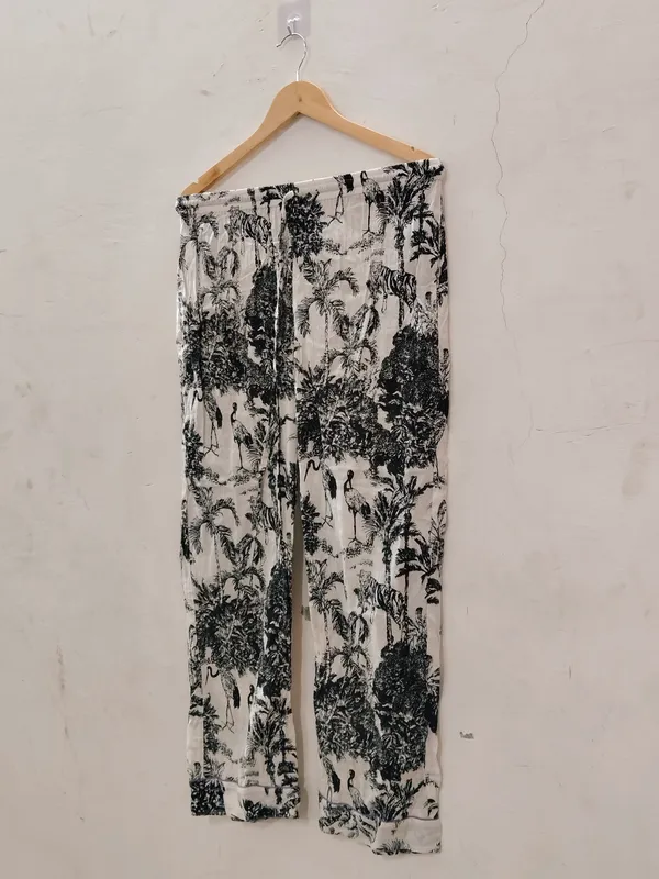 Black_White_Cotton_Tropical_Print_Night_Suit_For_Women