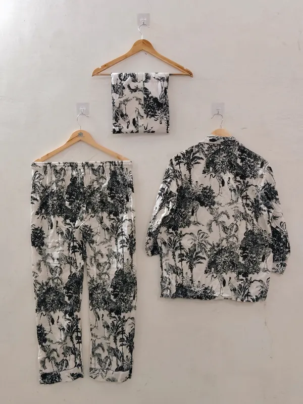 Black_White_Cotton_Tropical_Print_Night_Suit_For_Women