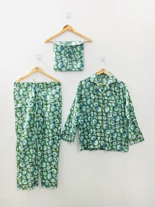 Green_Cotton_Floral_Print_Regular_Fit_Night_Suit_For_Women
