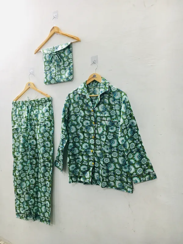 Green_Cotton_Floral_Print_Regular_Fit_Night_Suit_For_Women