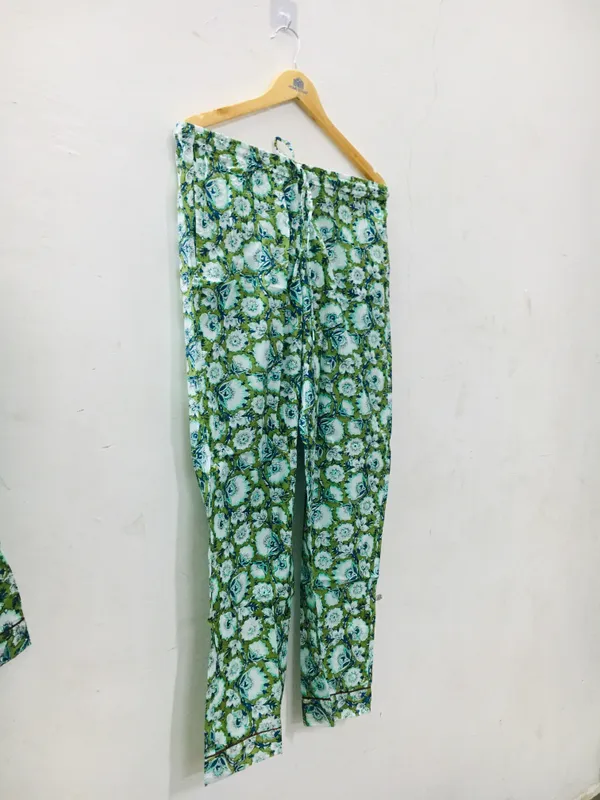 Green_Cotton_Floral_Print_Regular_Fit_Night_Suit_For_Women