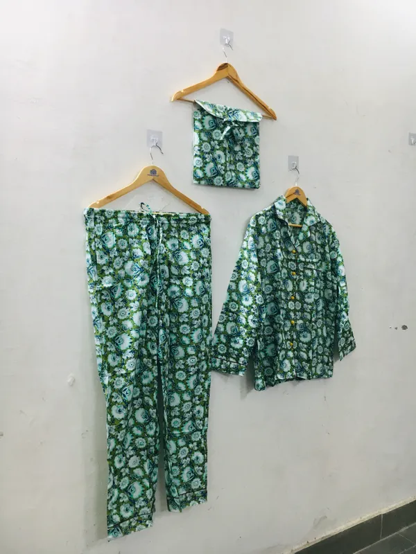 Green_Cotton_Floral_Print_Regular_Fit_Night_Suit_For_Women
