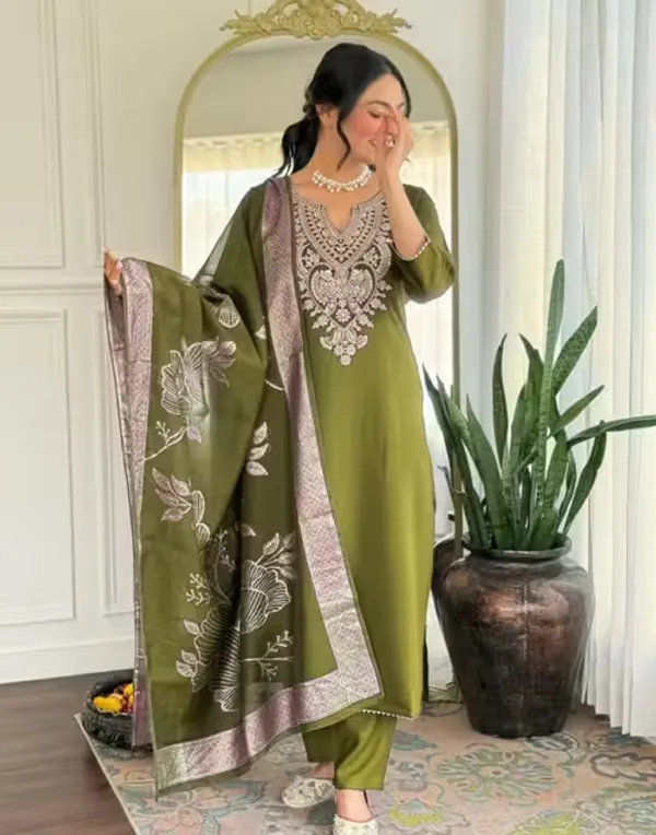 Green_Rayon_Slub_Kurta_Set_For_Women