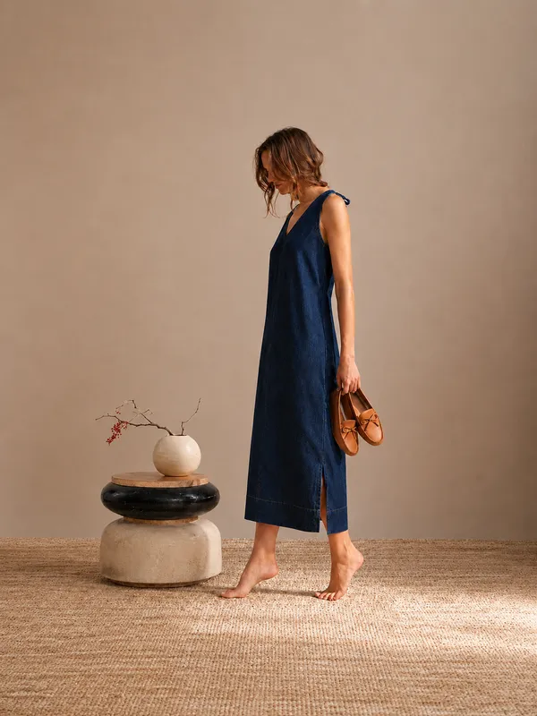 Blue_Denim_Relaxed_Sleeveless_Midi_Dress_For_Women