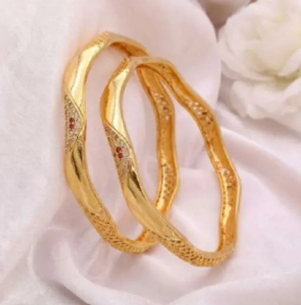 Gold_Alloy_Textured_Red_Accent_Traditional_Bangle_Set_For_Women
