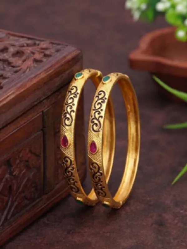 Gold_Alloy_Black_Paisley_Embellished_Bangle_Set_For_Women