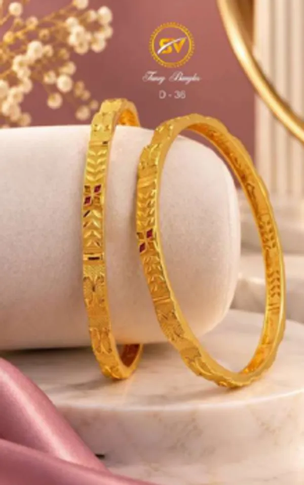 Gold_Alloy_Textured_Red_Accent_Traditional_Bangle_Set_For_Women