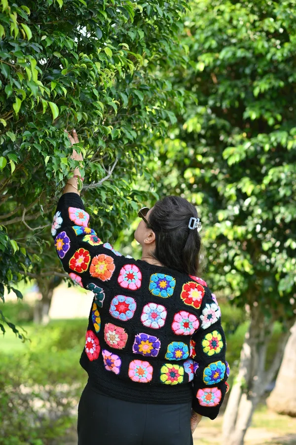 Women_Colourblocked_Cardigan_With_Embroidered_Detail