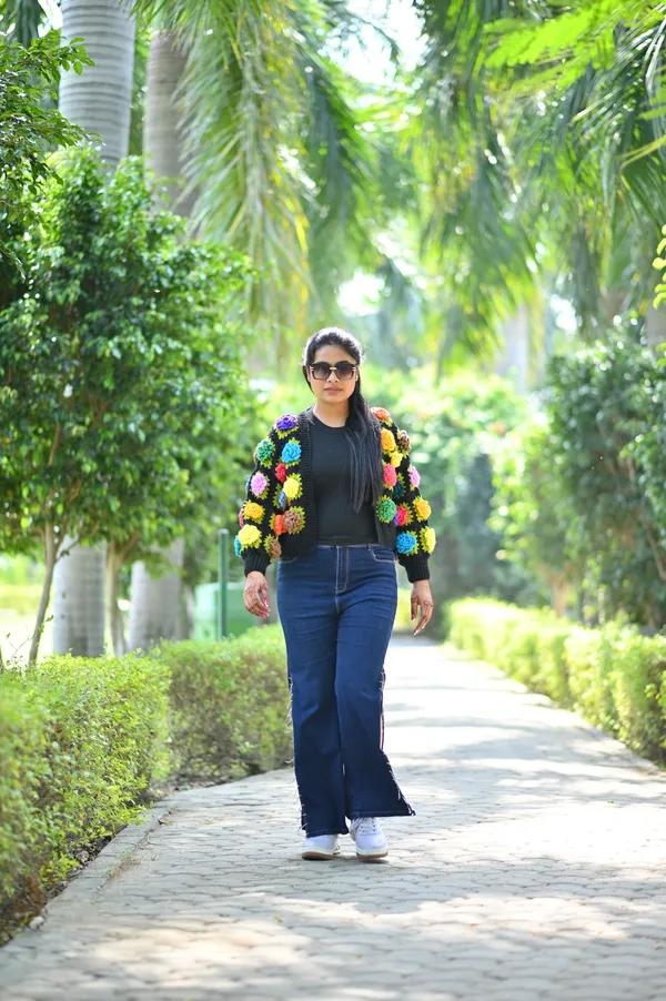 Women_Colourblocked_Crop_Cardigan_With_Embellished_Detail