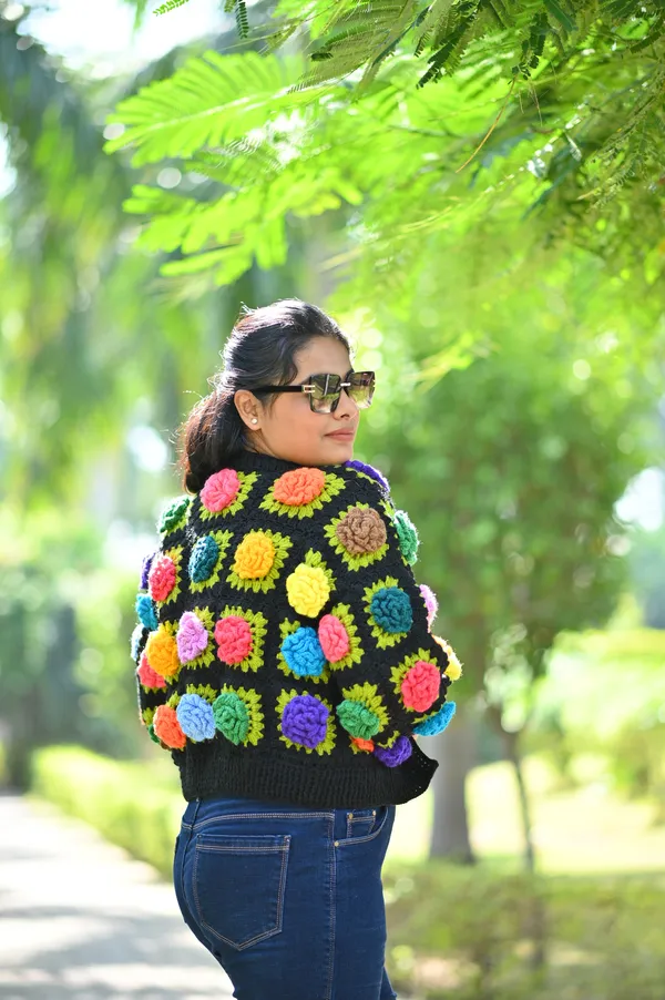 Women_Colourblocked_Crop_Cardigan_With_Embellished_Detail