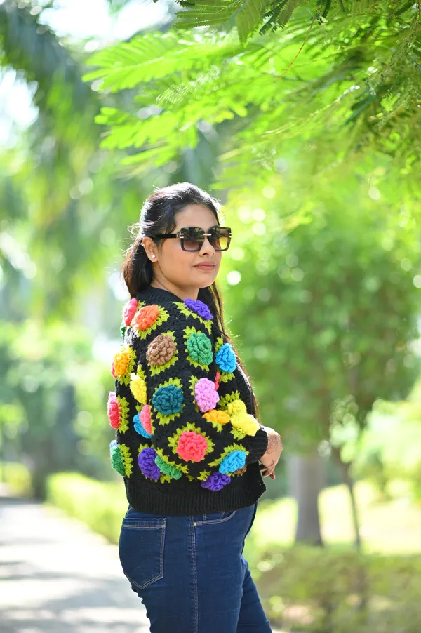 Women_Colourblocked_Crop_Cardigan_With_Embellished_Detail
