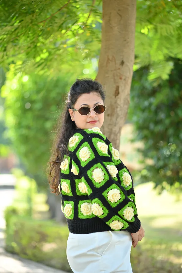 Women_Colourblocked_Crop_Cardigan_With_Embellished_Detail