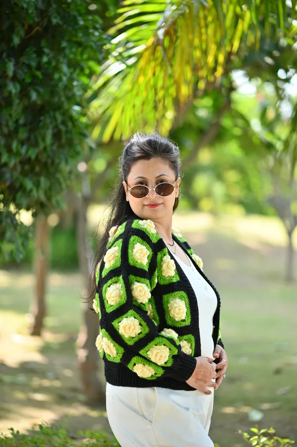 Women_Colourblocked_Crop_Cardigan_With_Embellished_Detail