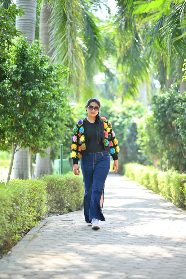 Women_Colourblocked_Crop_Cardigan_With_Embellished_Detail