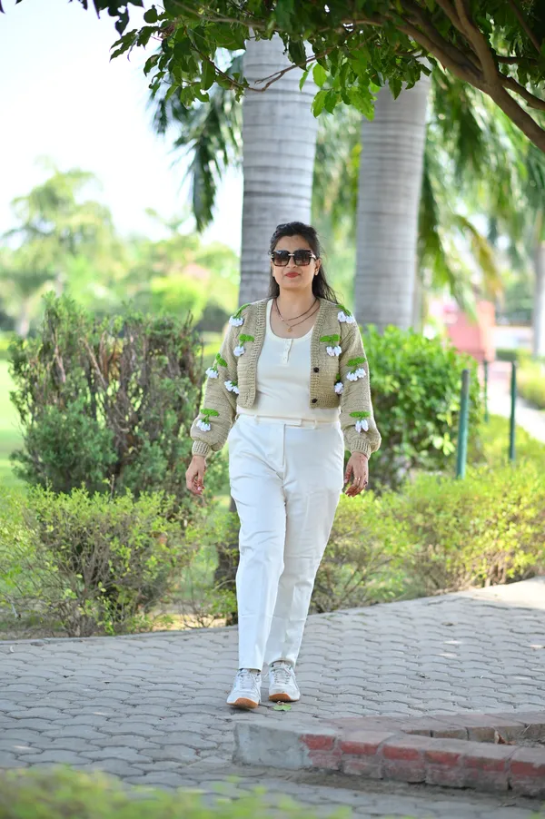 Women_Colourblocked_Crop_Cardigan_With_Embellished_Detail