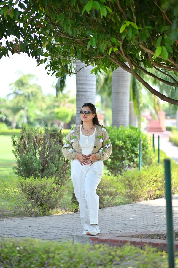Women_Colourblocked_Crop_Cardigan_With_Embellished_Detail