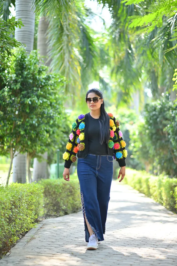 Women_Colourblocked_Crop_Cardigan_With_Embellished_Detail