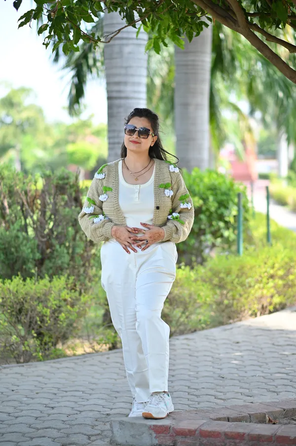 Women_Colourblocked_Crop_Cardigan_With_Embellished_Detail