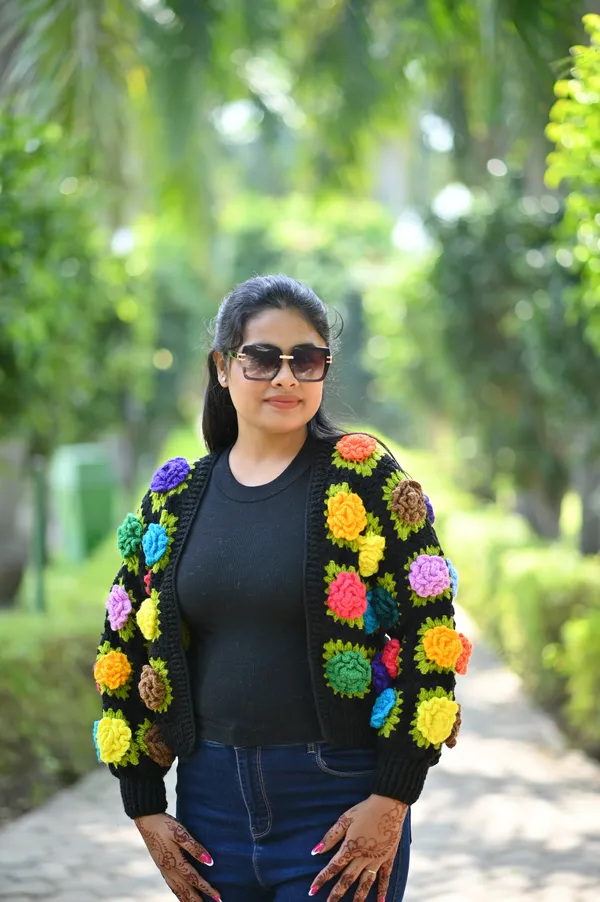 Women_Colourblocked_Crop_Cardigan_With_Embellished_Detail