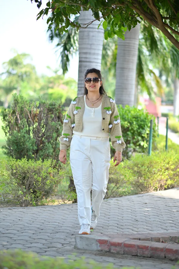 Women_Colourblocked_Crop_Cardigan_With_Embellished_Detail