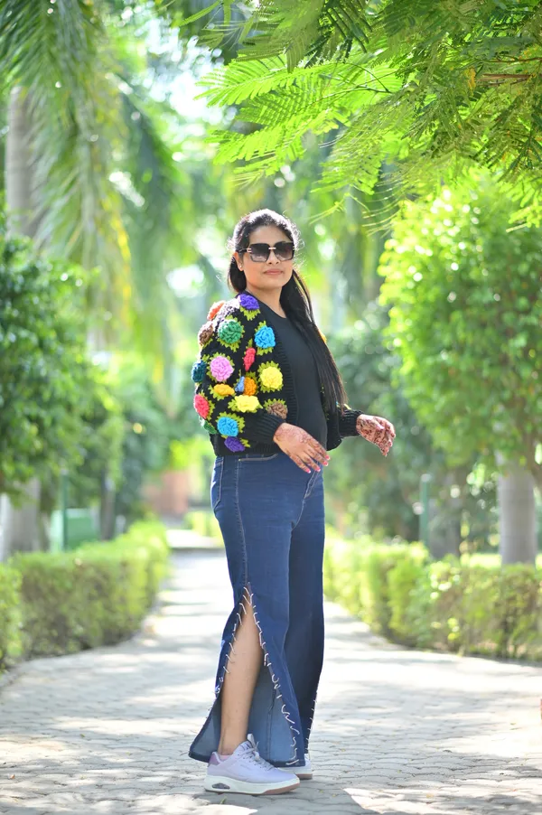 Women_Colourblocked_Crop_Cardigan_With_Embellished_Detail