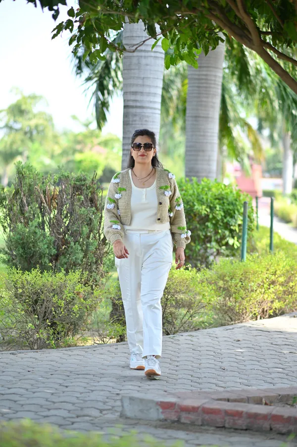 Women_Colourblocked_Crop_Cardigan_With_Embellished_Detail