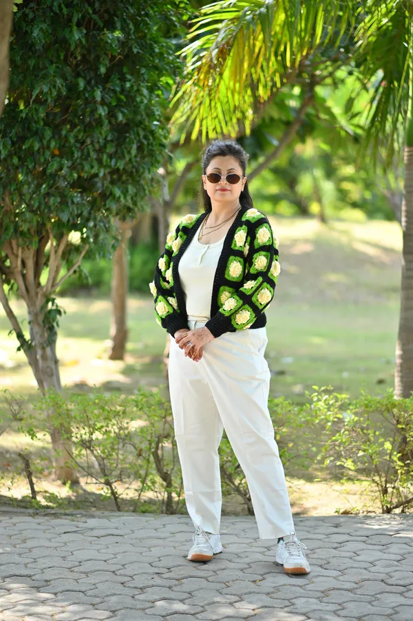 Women_Colourblocked_Crop_Cardigan_With_Embellished_Detail