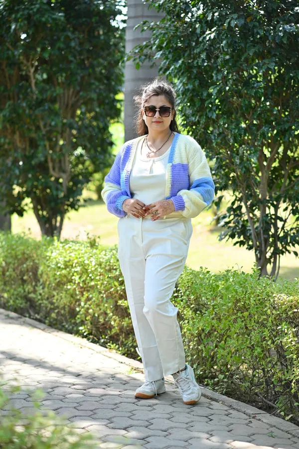 Women_Colourblocked_Crop_Cardigan_With_Embroidered_Detail