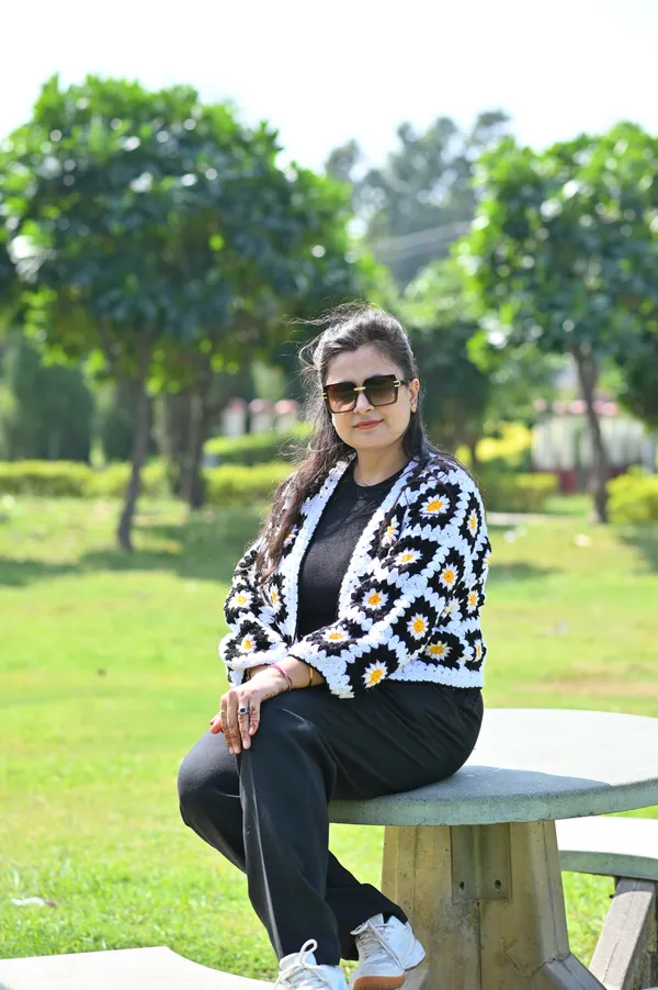 Women_Colourblocked_Crop_Cardigan_With_Embroidered_Detail