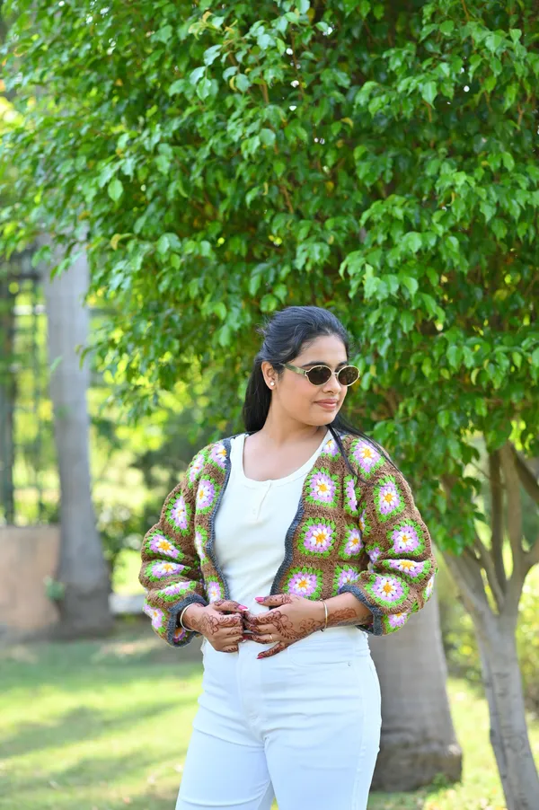 Women_Colourblocked_Crop_Cardigan_With_Embroidered_Detail