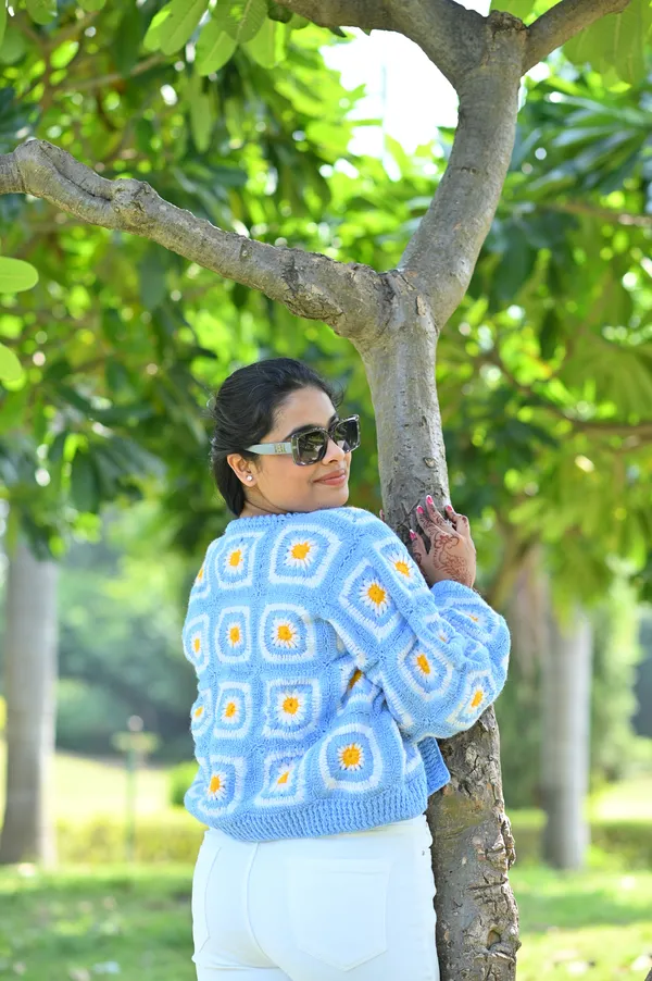 Women_Colourblocked_Crop_Cardigan_With_Embroidered_Detail