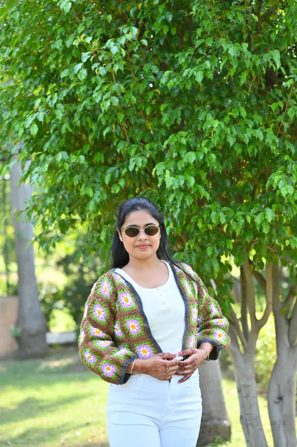 Women_Colourblocked_Crop_Cardigan_With_Embroidered_Detail