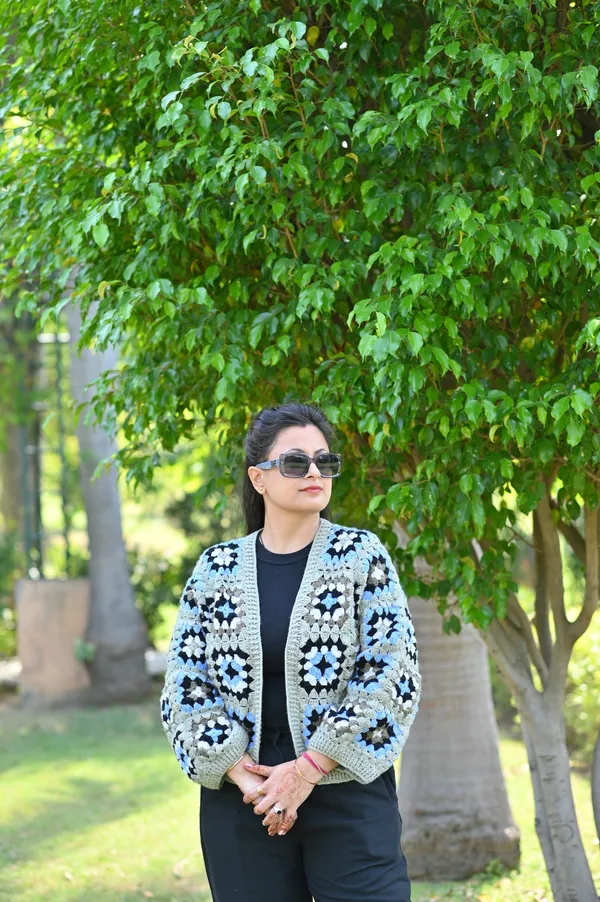 Women_Colourblocked_Crop_Cardigan_With_Embroidered_Detail