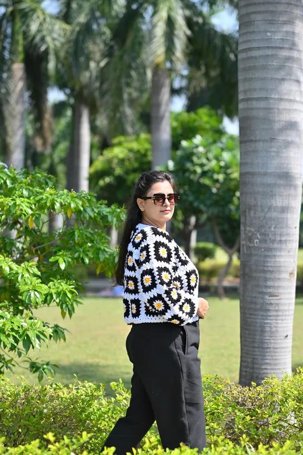 Women_Colourblocked_Crop_Cardigan_With_Embroidered_Detail