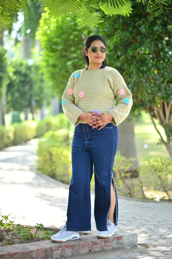 Women_Crop_Pullover_With_Applique_Detail