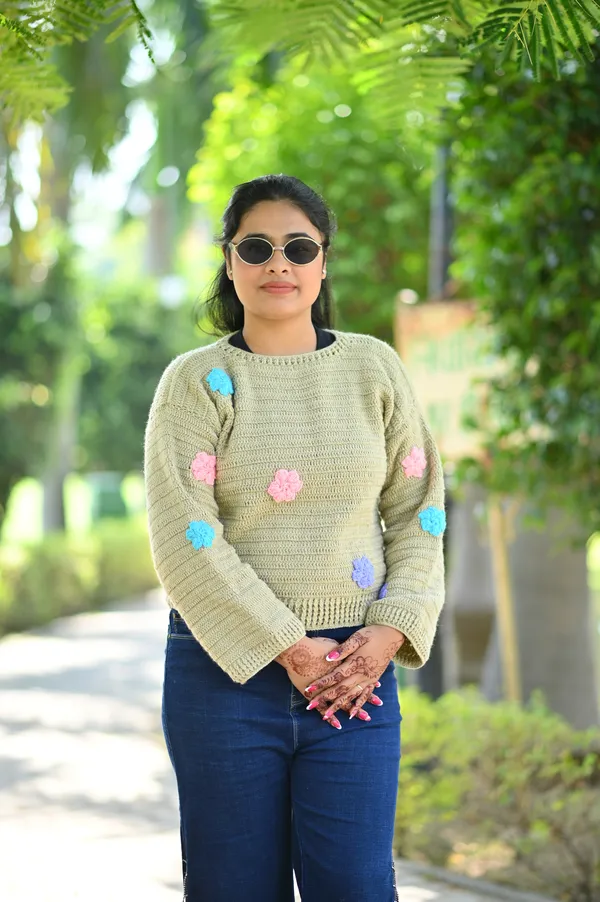 Women_Crop_Pullover_With_Applique_Detail
