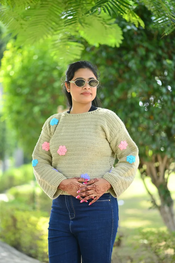 Women_Crop_Pullover_With_Applique_Detail